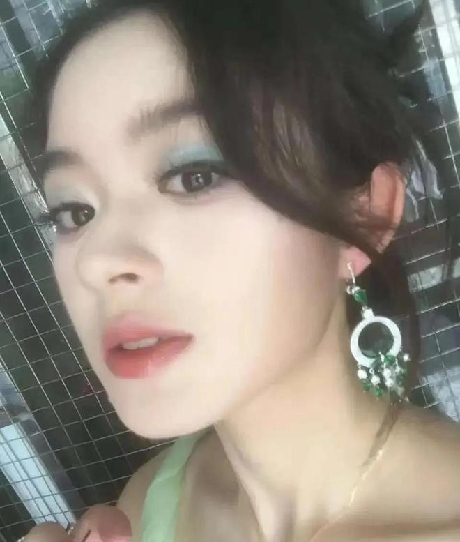 ！奶奶意外登上热搜一家人身份疑都不简单AG真人国际网站黄杨钿甜风波持续发酵