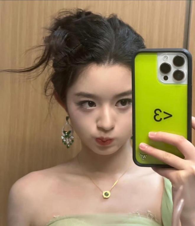 ！奶奶意外登上热搜一家人身份疑都不简单AG真人国际网站黄杨钿甜风波持续发酵(图7)
