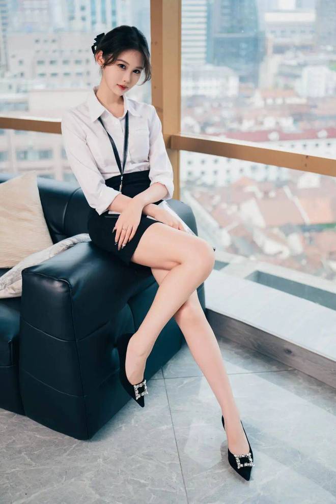 籍：颜值与气质的双重暴击！AG真人直营职场OL穿搭秘(图2)