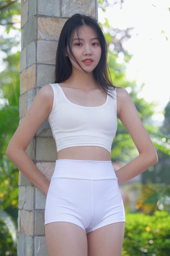 心搭配短裤干净利落清凉又时髦!AG真人旗舰厅登录白色吊带背(图2) 心搭配短裤干净利落清凉又时髦!AG真人旗舰厅登录白色吊带背(图2)